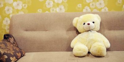 捣蛋猪毛绒玩具正版与仿品对比图，展示材质手感与包装标识的明显差异